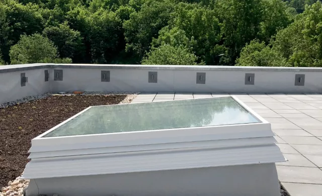 Flachdachfenster mit Echtglas auf Dach